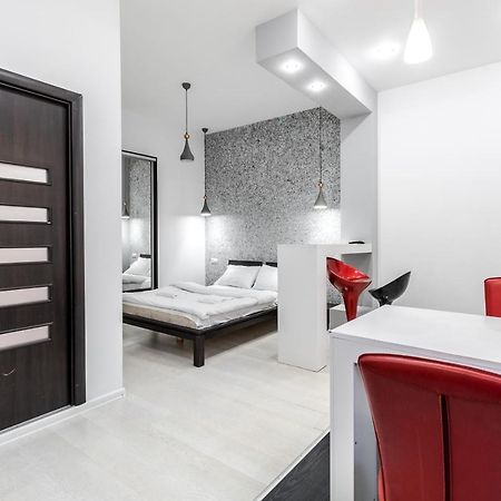 Black And Red Squares Apartment Lviv Eksteriør bilde