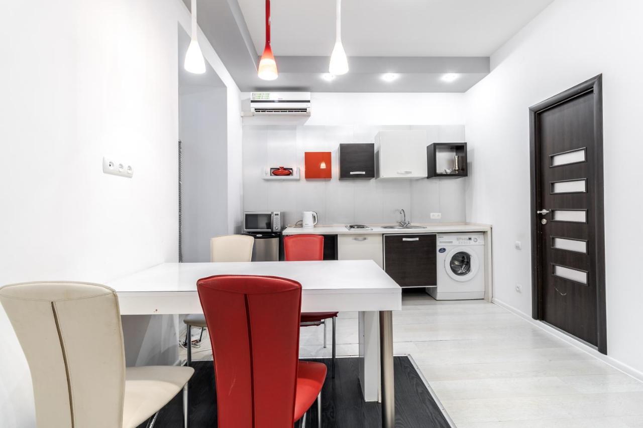 Black And Red Squares Apartment Lviv Eksteriør bilde